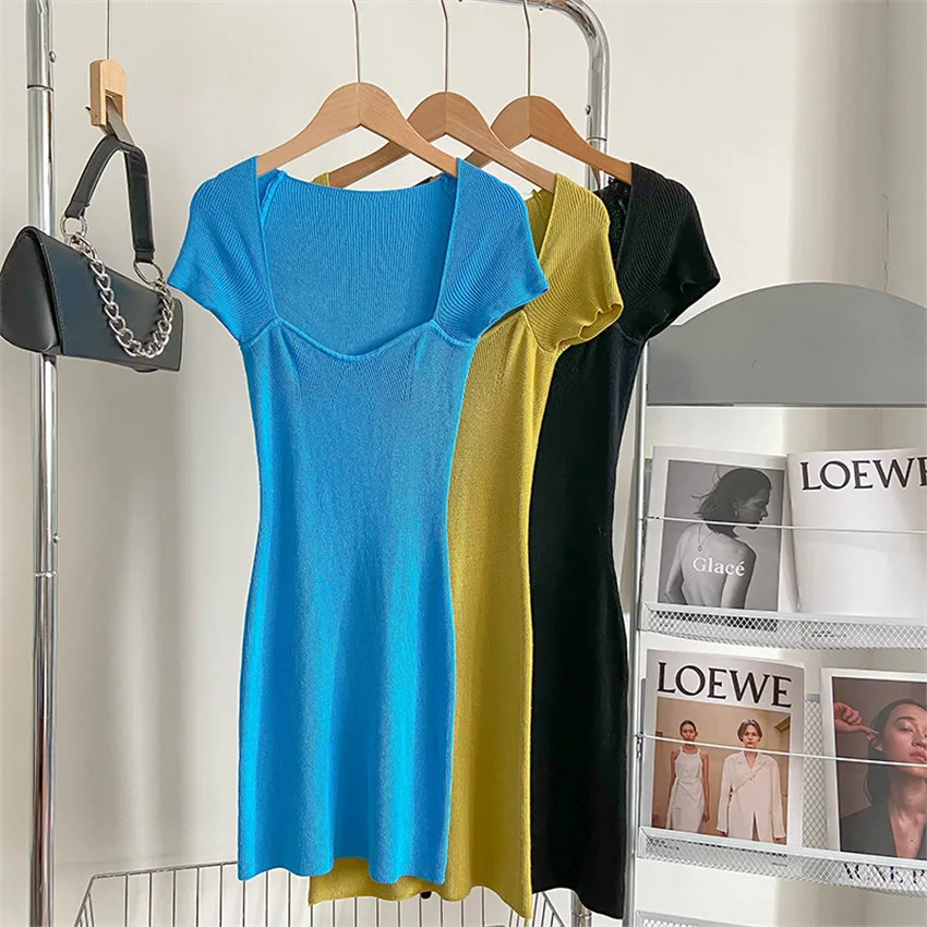 

Женское однотонное тонкое трикотажное платье с коротким рукавом и блестками