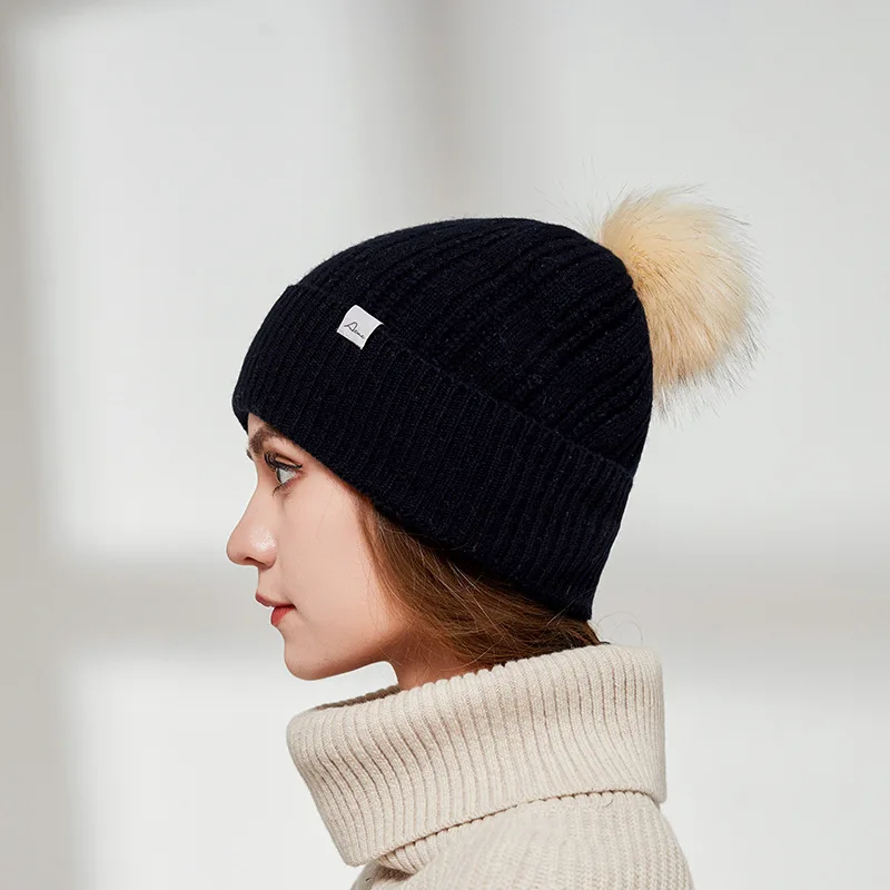 Шапка-бини Женская шерстяная трикотажная бережная шапка с помпоном модная