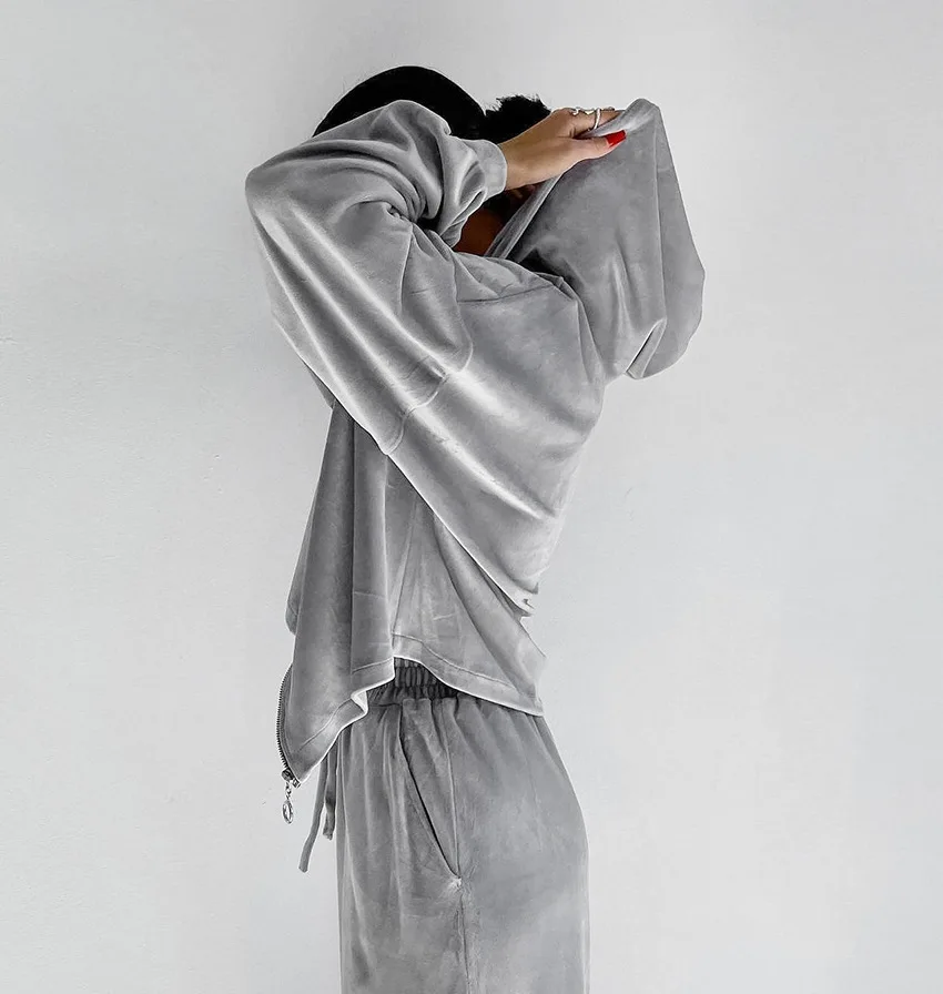 Свитшот с капюшоном и карманами для женщин