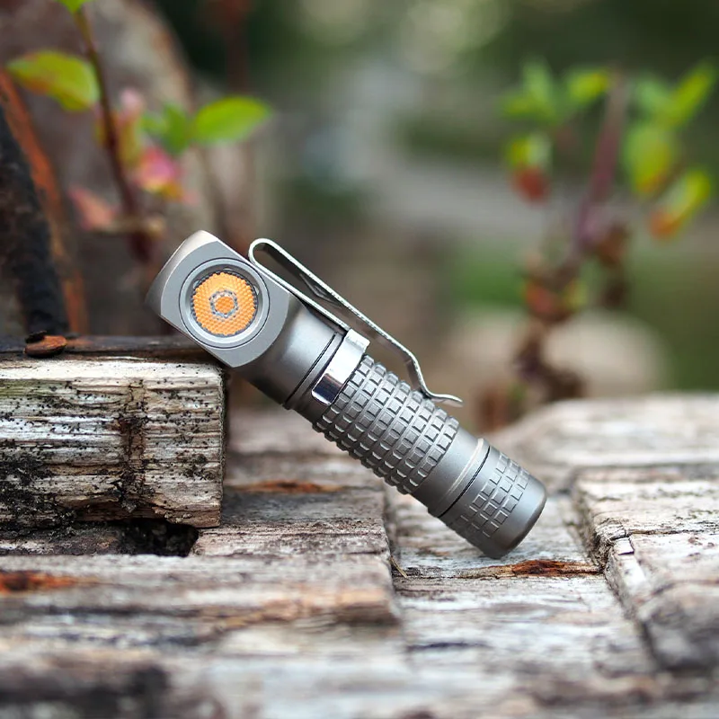 Фото MANKER E02 III (Ti 6500K Cool White) 560 люмен, карманный фонарик EDC, питание от батареек 10440/AAA, магнитный крепеж, 10 режимов освещения №3