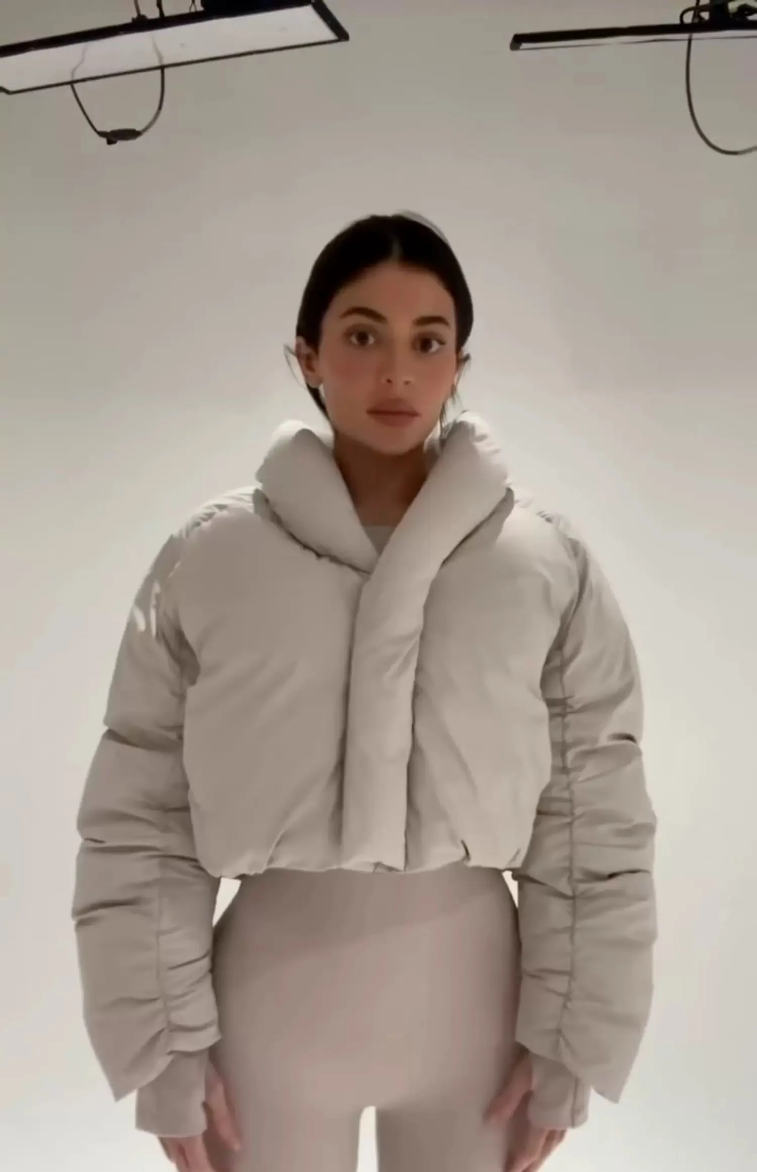 Синяя короткая хлопковая куртка kyliy khy с бежевым плотным пальто стройнит и