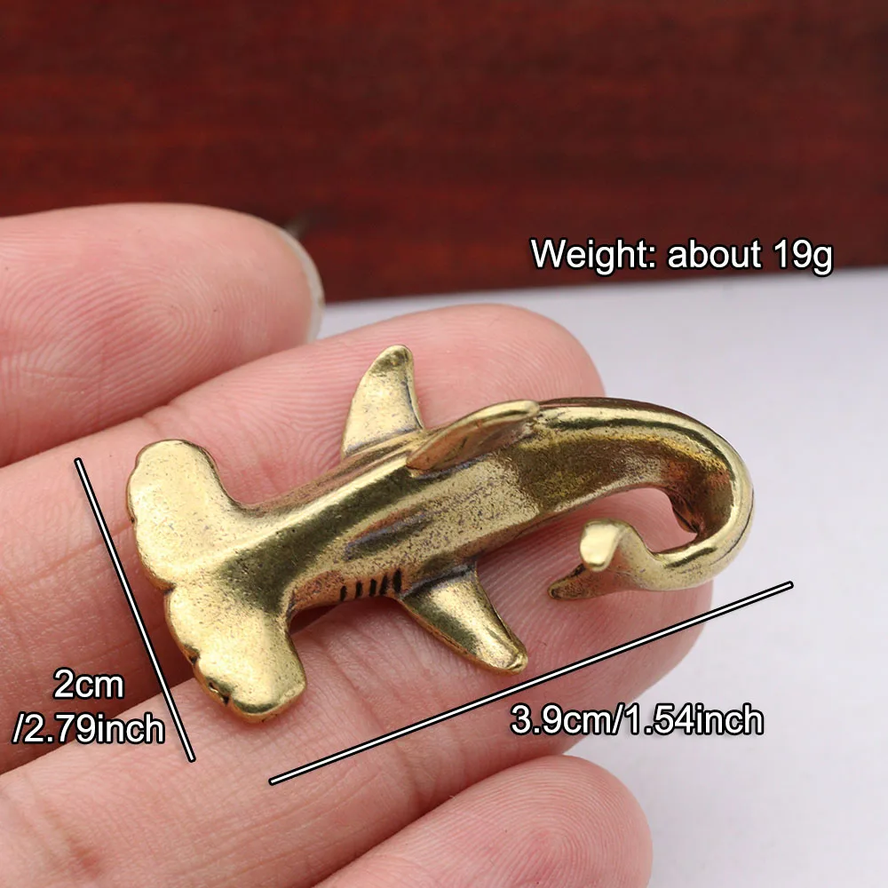 

Латунная статуэтка акулы