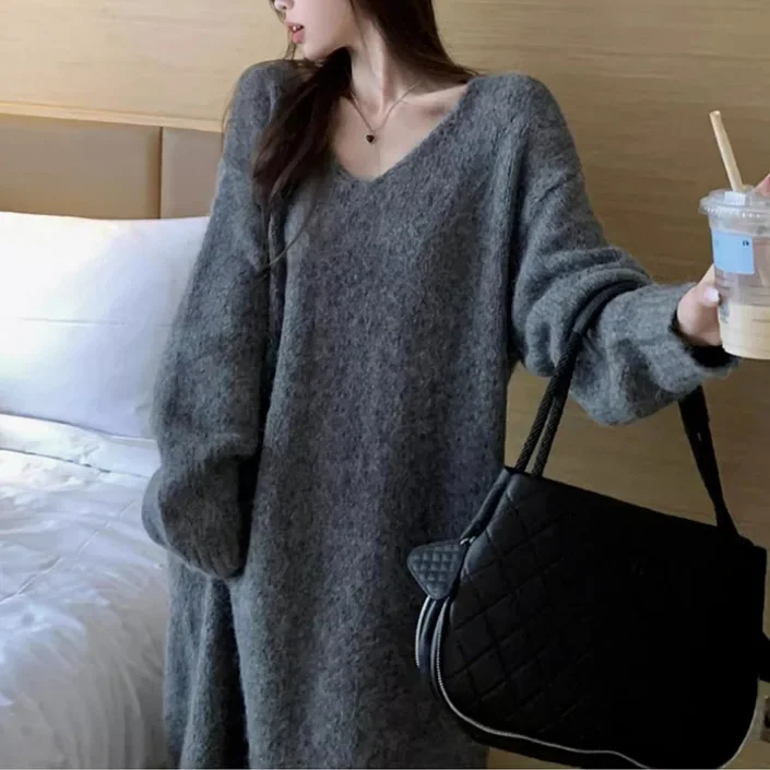 Женское длинное свободное трикотажное платье-свитер с V-образным вырезом