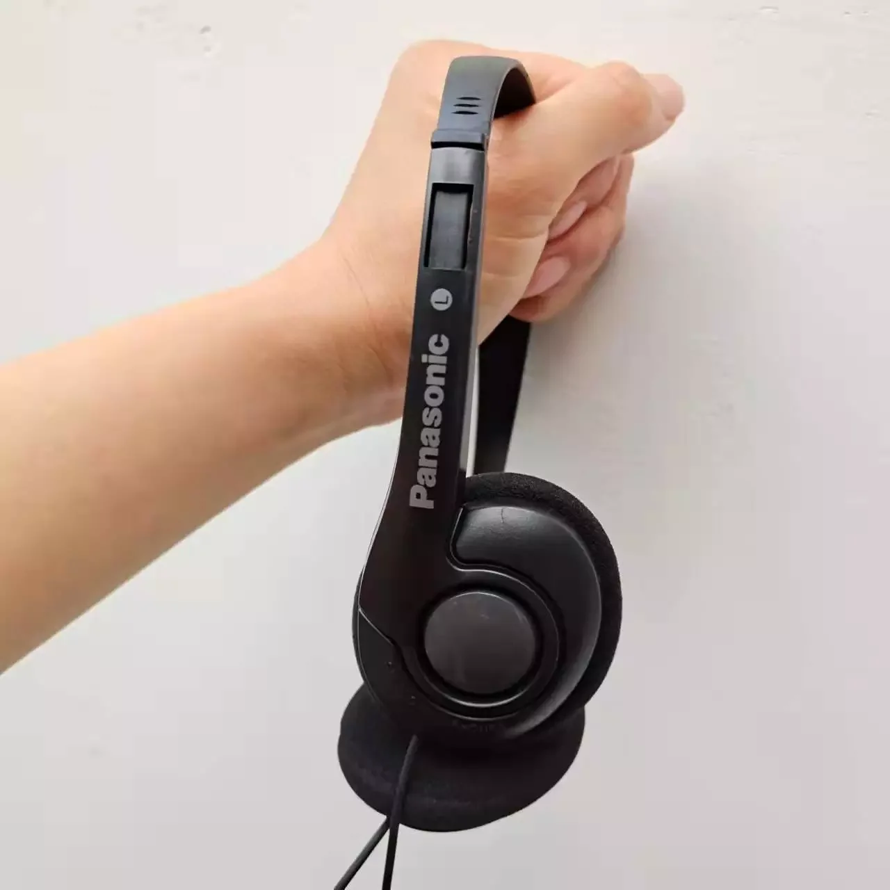 

2022 The newHeadphones 80's Stock Compact Retro Headset With Microphone Black INS Fashion Style Headset Black Silver