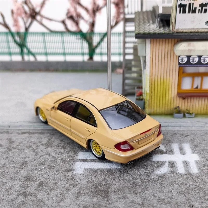 MK модель 1:64 Мб E63 Lowride пустыня желтая автомобиля