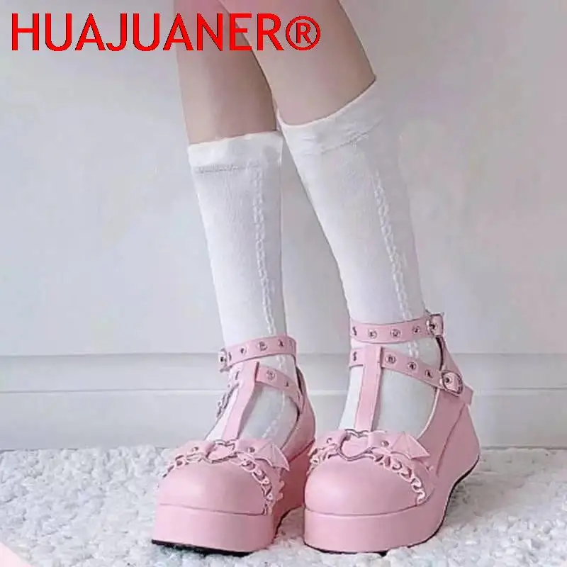 Женские туфли на танкетке розовые с Т-образным ремешком и пряжкой в форме сердца