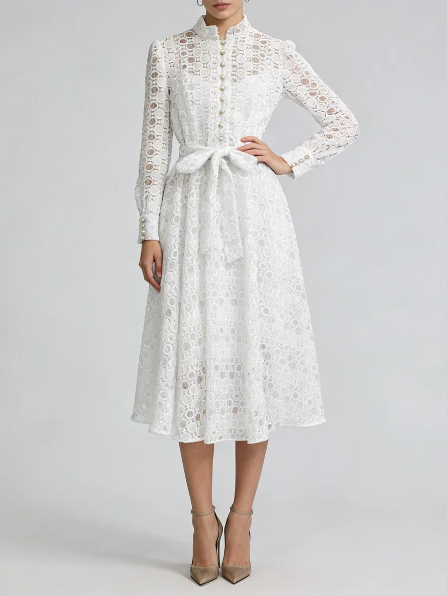 Фото Женское минималистичное платье TWOTWINSTYLE с прозрачными вставками и волнообразным узором, круглым вырезом, длинными рукавами и пуговицами в стиле пэчворк №2