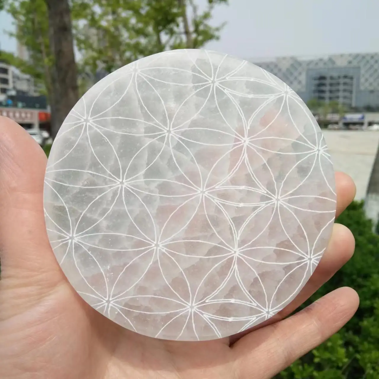 

10 см Selenite зарядная пластина натуральные белые Selenite плиты круглые подставки Selenite с ручной резкой цветок жизни 1 шт.