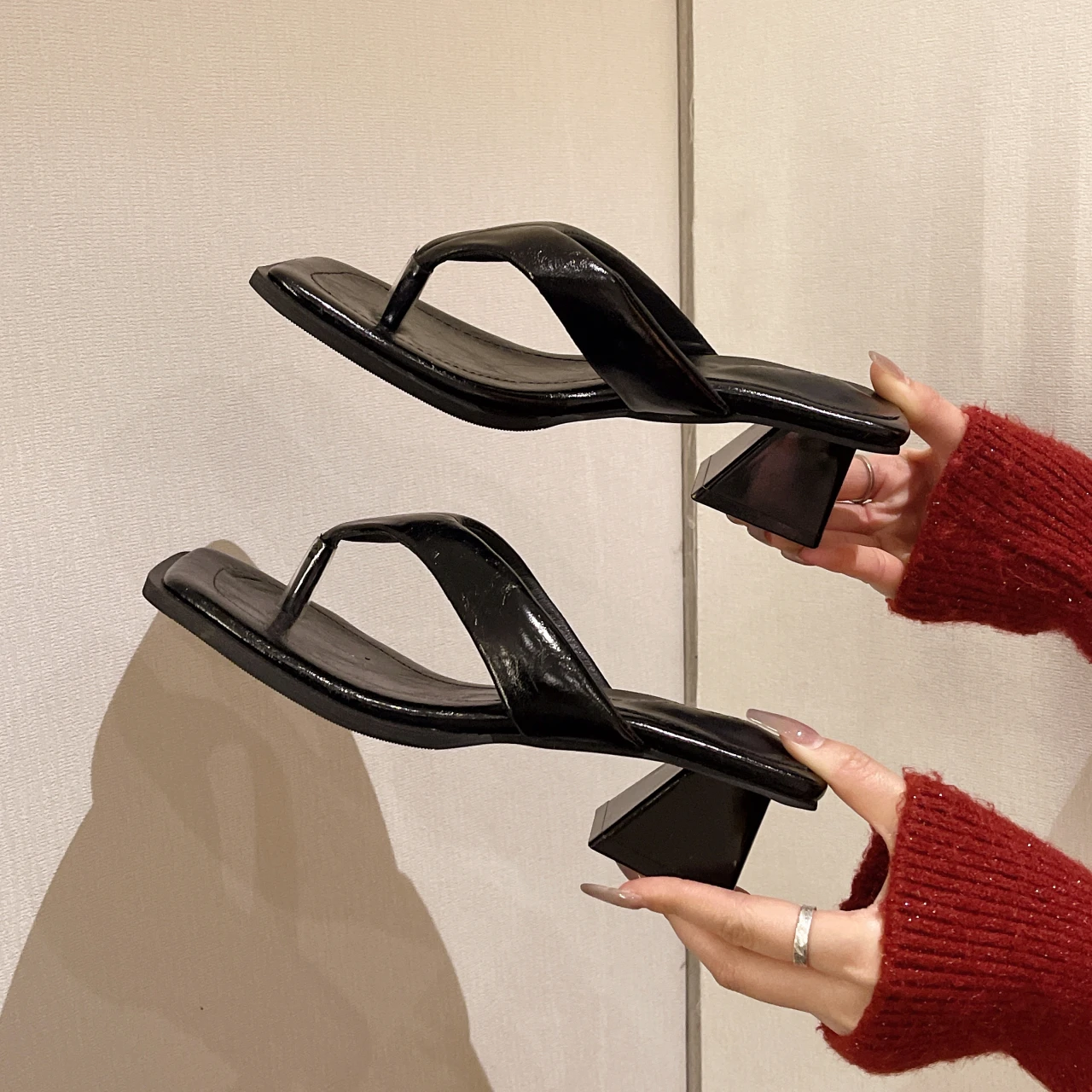 Сандалии женские на тонком каблуке