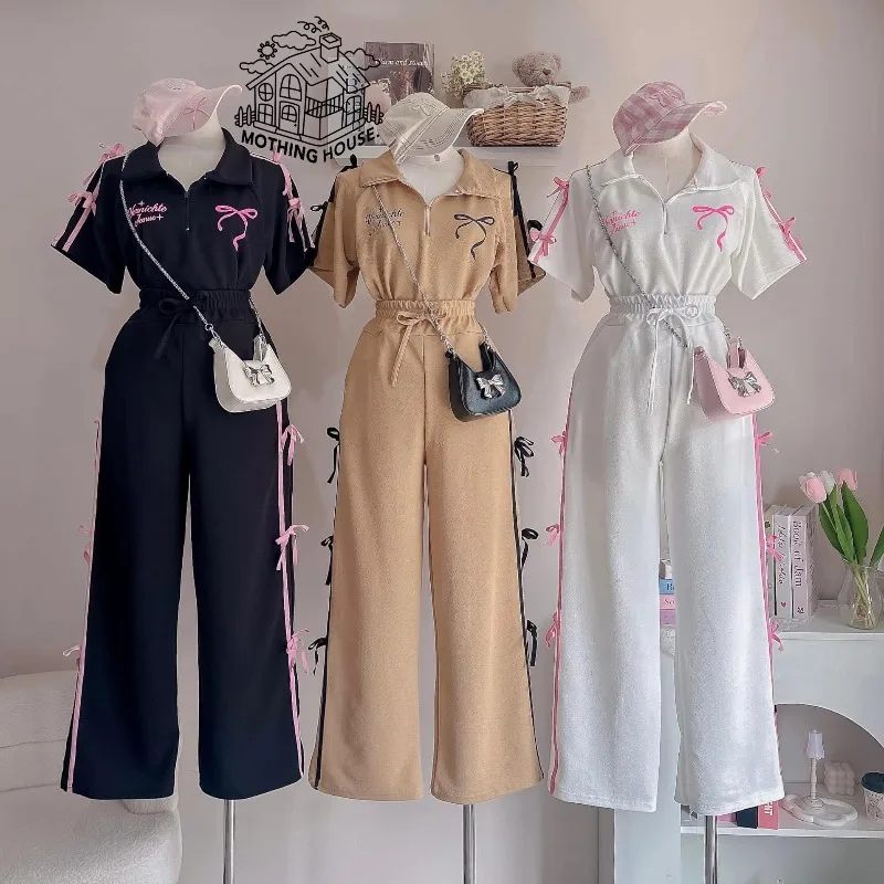 Фото Женский летний костюм Sweet Suit: новая рубашка-поло с бантом и принтом, брюки с широкими штанинами, комплект из двух предметов №1
