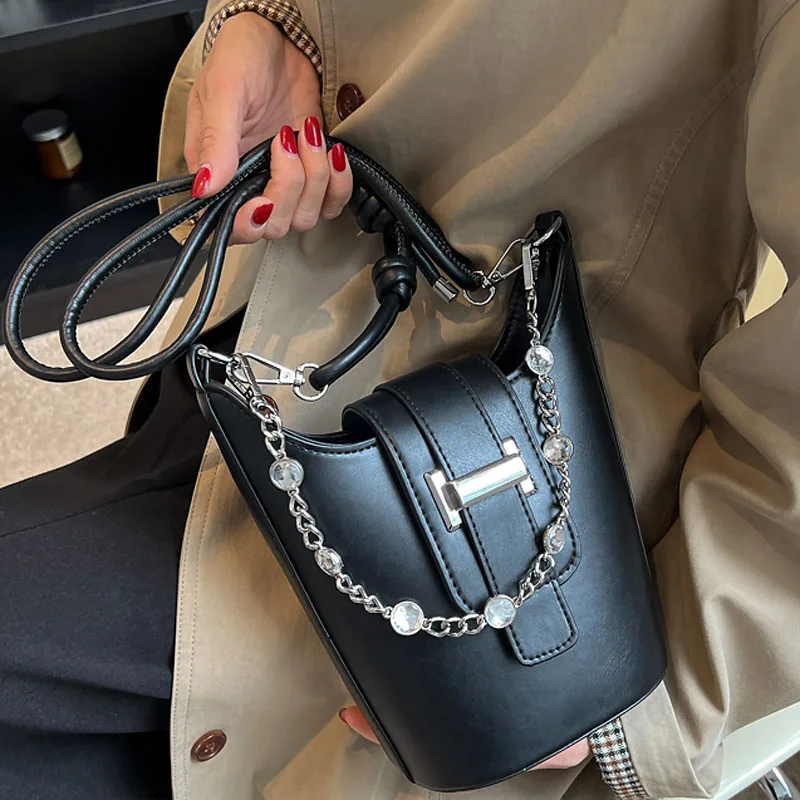 

Маленькая сумка-мешок из искусственной кожи, однотонные сумки через плечо на цепочке для женщин 2022, модные дизайнерские роскошные сумки и к...