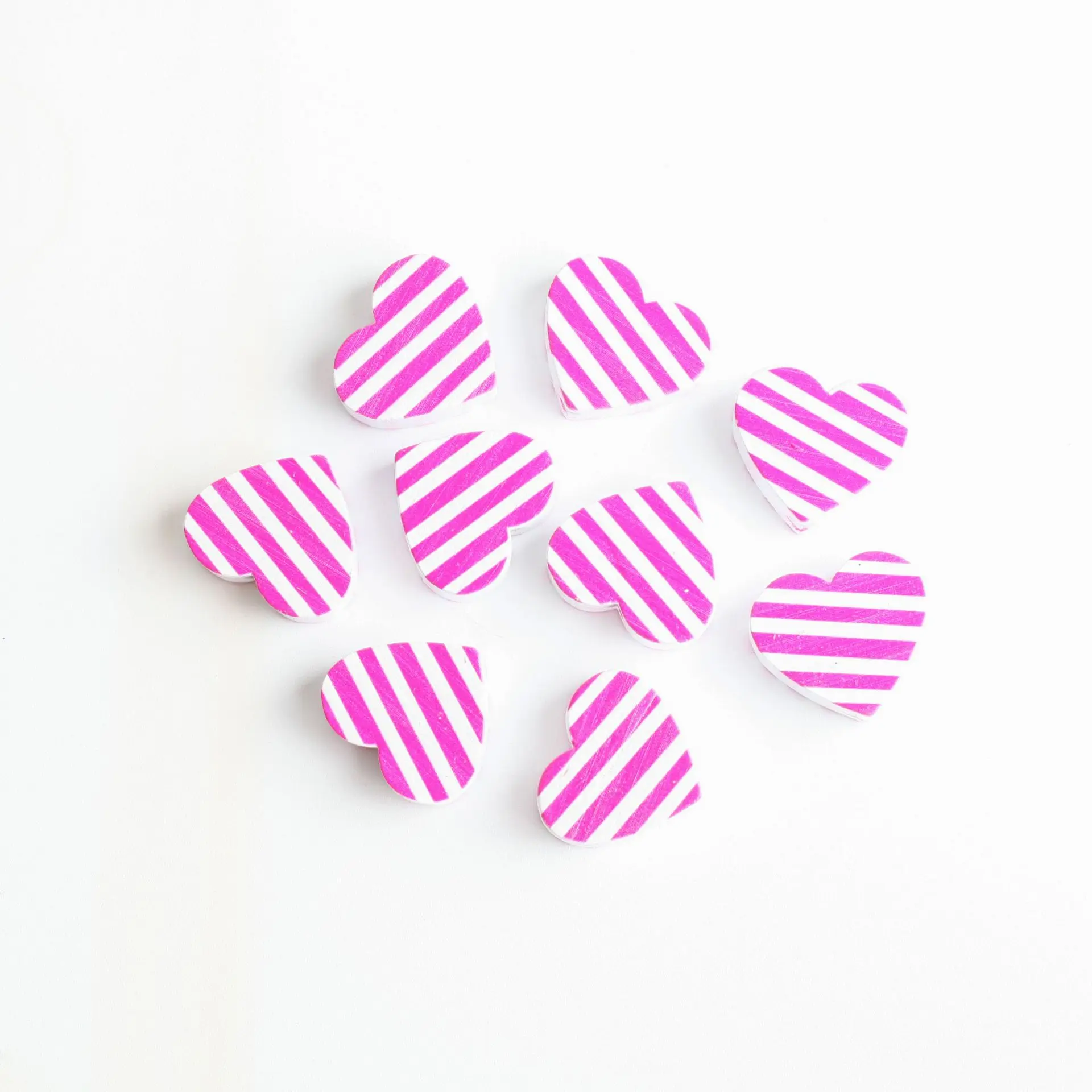 Розовая деревянная гирлянда из бусин в форме сердца на День святого Валентина