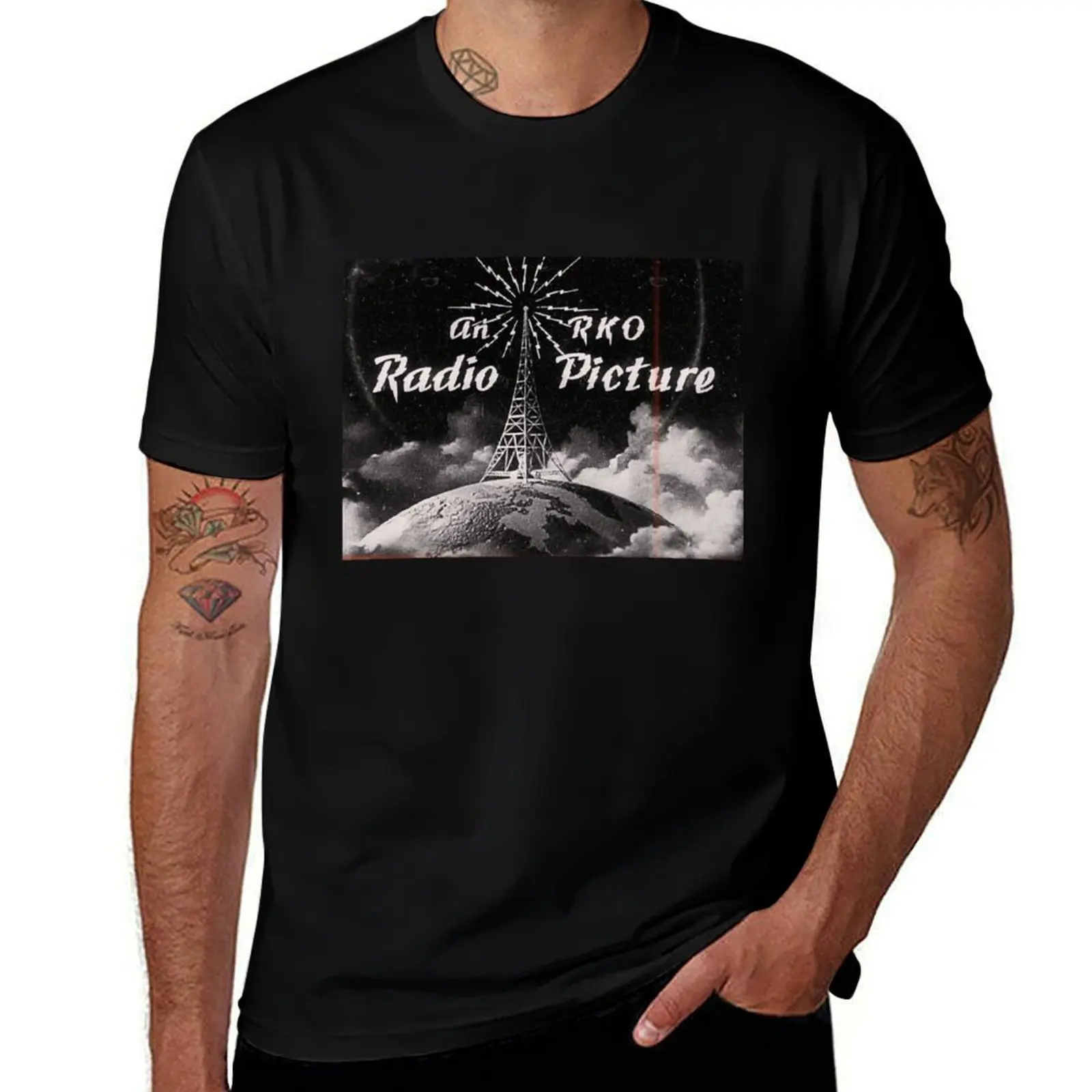 Фото Футболка RKO Radio Picture, повседневный легкий топ с короткими рукавами №1