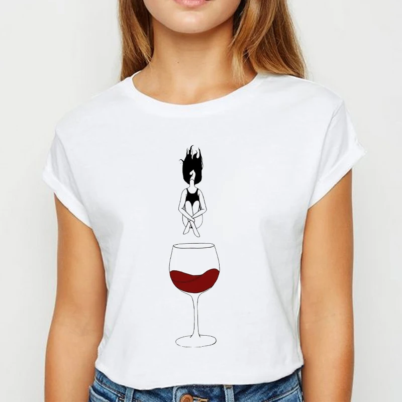 

Женская футболка с коротким рукавом и принтом «очки красного вина»