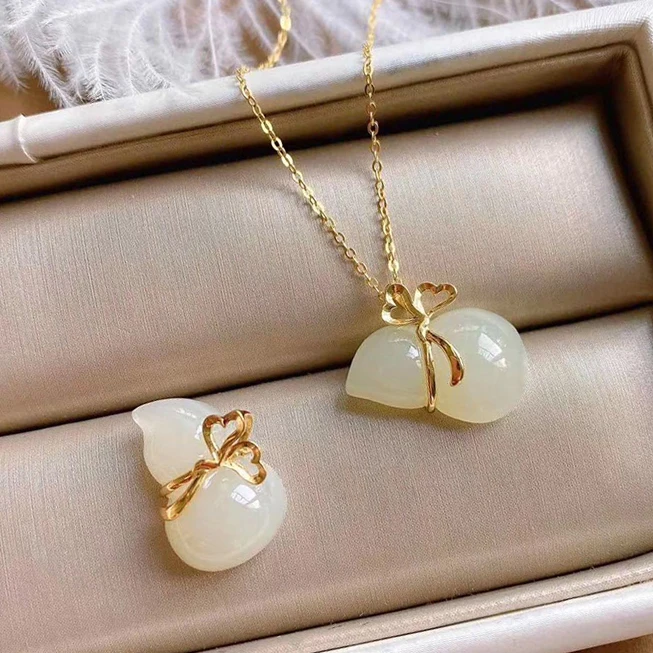 

Three-dimensional design inlaid natural Hetian white chalcedony gourd pendant necklace fresh fairy charm ladies jewelry