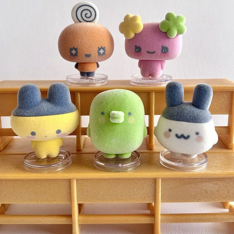 Фото Электронный питомец Bandai Tamagotchi: Флокированная фигурка-украшение в капсуле Gashapon, в наличии для взрослых коллекционеров, декор для рабочего стола №1