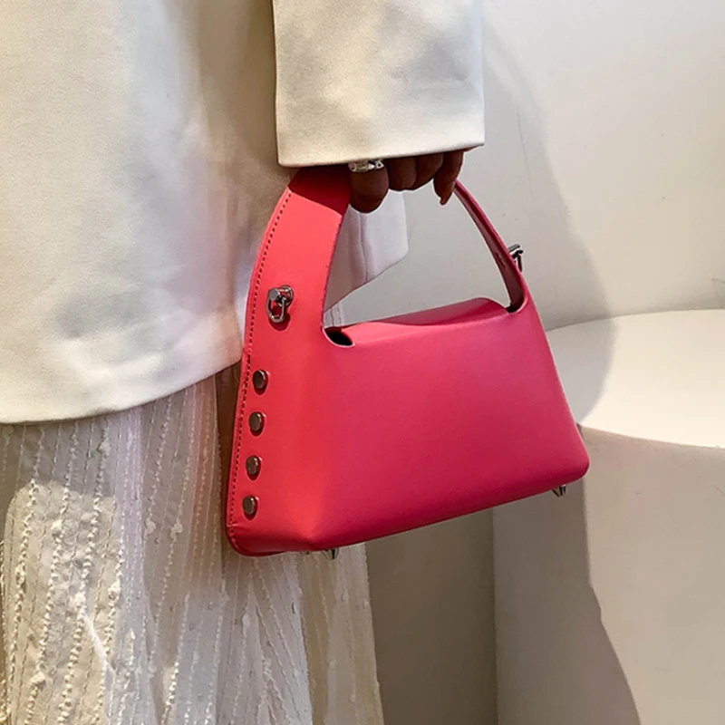 

Design Small Women Bag 2022 New Fashion Messenger Pearl Chain Shoulder Bag Portable Crescent Handbag