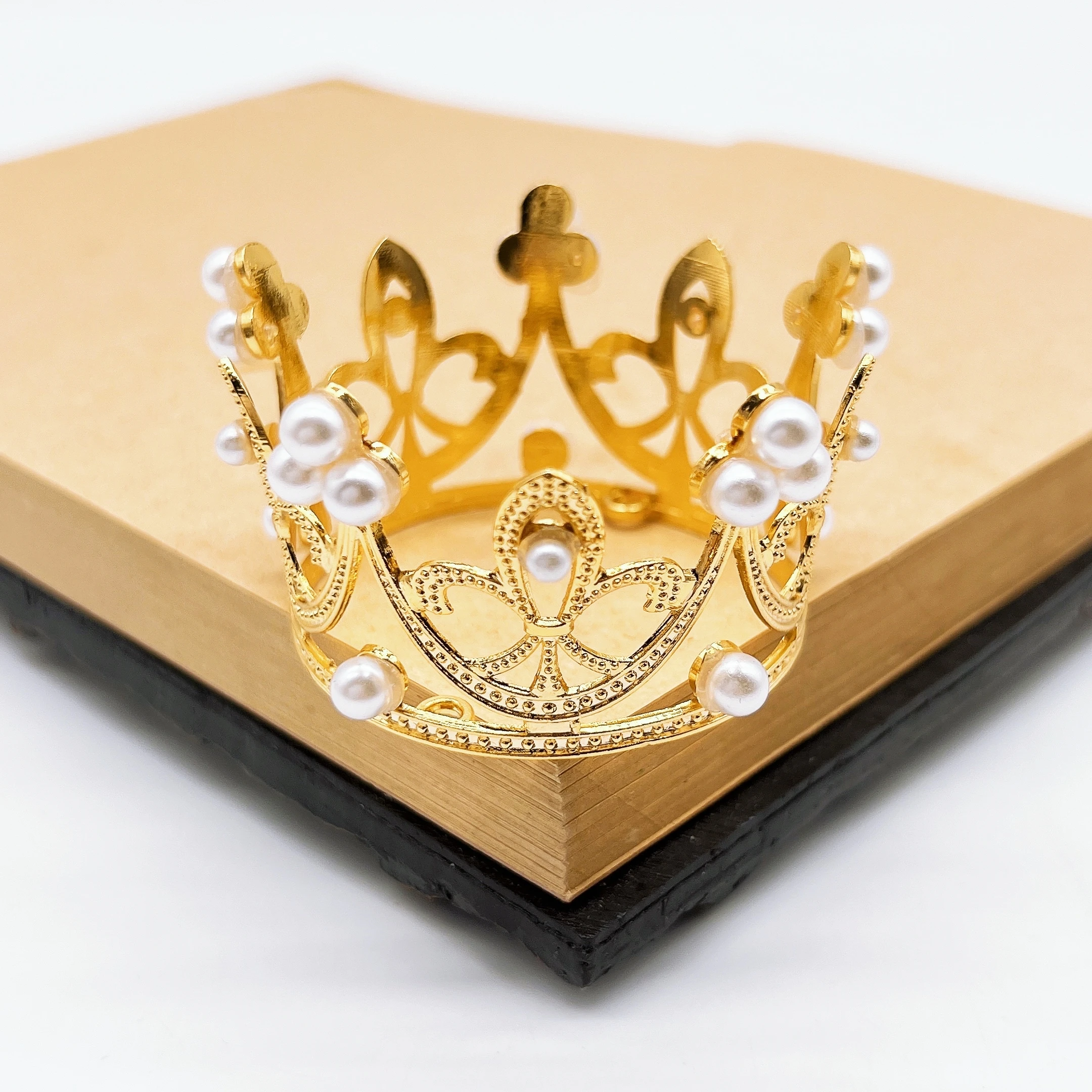 Миниатюрная корона с жемчугом