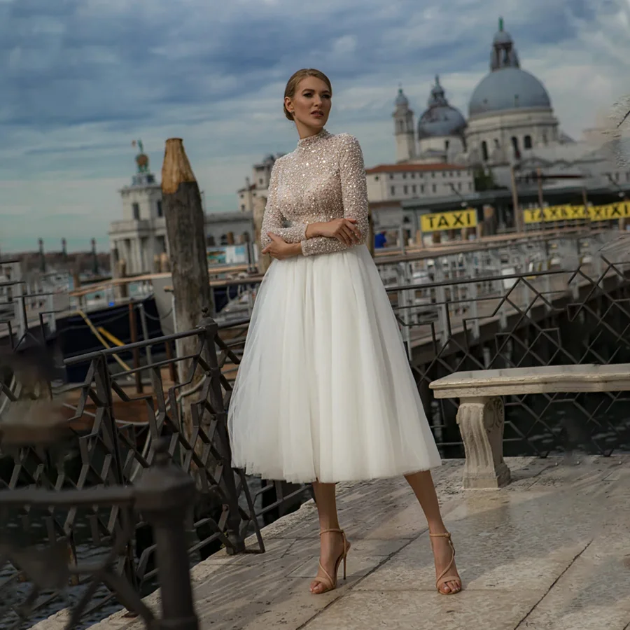 Короткое свадебное платье с сияющими пайетками высоким вырезом и длинными