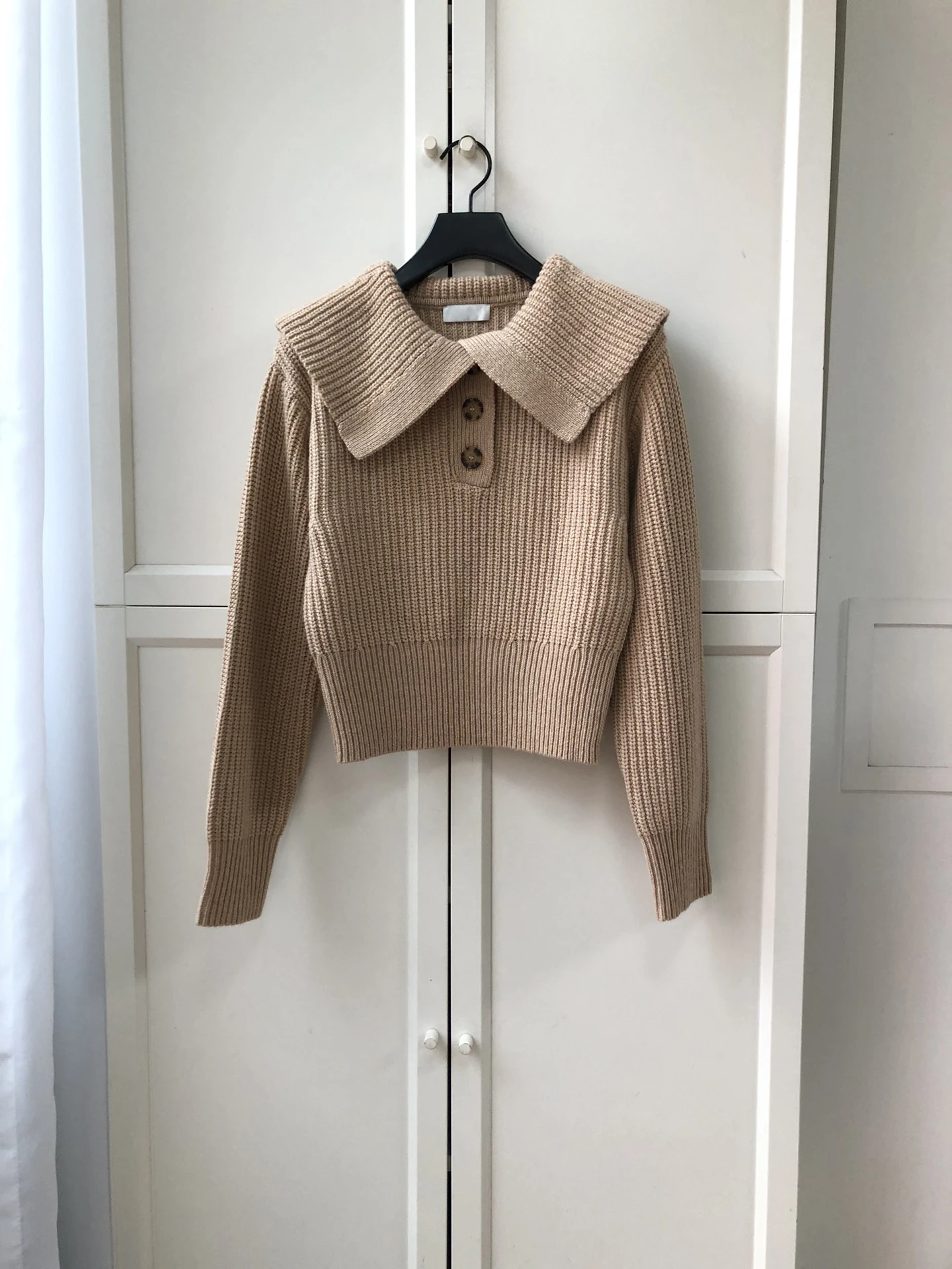 

The new khaki lapel cardigan with horn buttons is age-reducing and simple