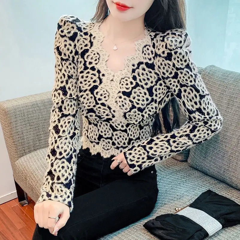 Женская рубашка на весну и осень в модном стиле сочетающемся с топом длинным