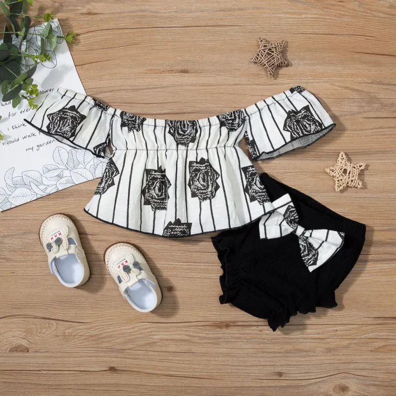 

Комплект с короткими рукавами и шортами для маленьких девочек, летняя модная футболка с открытыми плечами и принтом роз, модель 2022 года