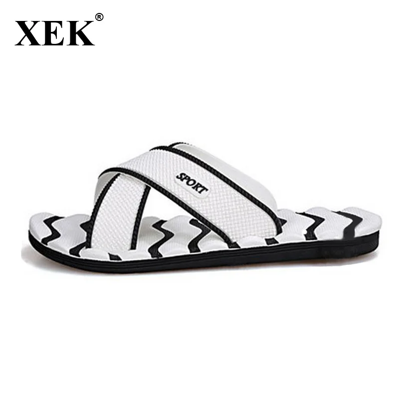 

2023 Men Slippers New Lightweight Casual Plaid Stripes Sandals Summer Fashion Men Classic Flip flops Hot Soft Beach Shoes XC19