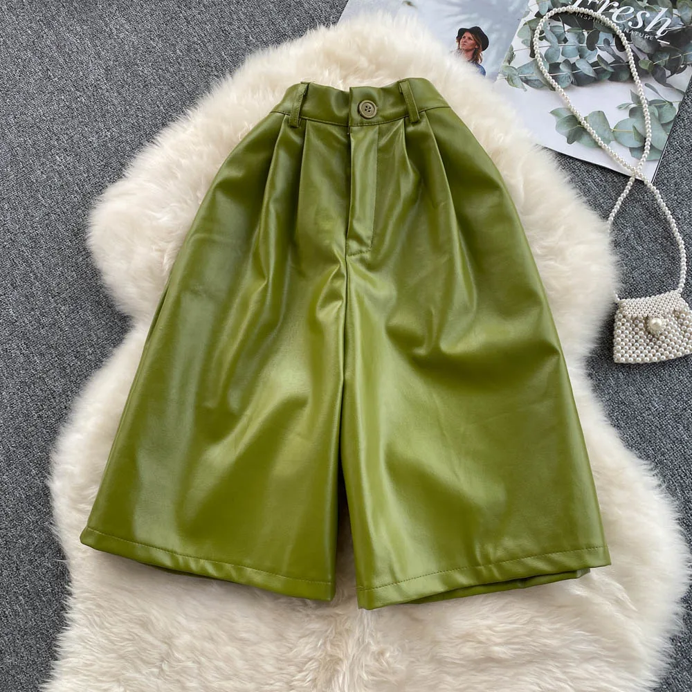 Clothland-pantalones cortos de cuero sintético para Mujer, Shorts a la moda con cintura elástica y bolsillos laterales, hasta la rodilla, SA53
