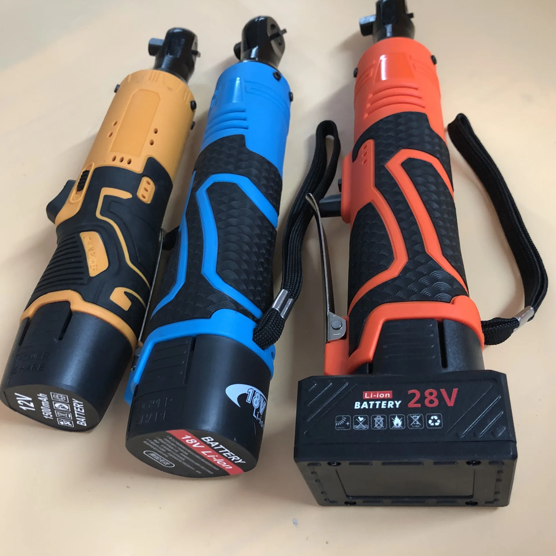 

Ключ с храповым механизмом и электрическим зарядным устройством, 90 градусов, 18 В/12 В/28 в