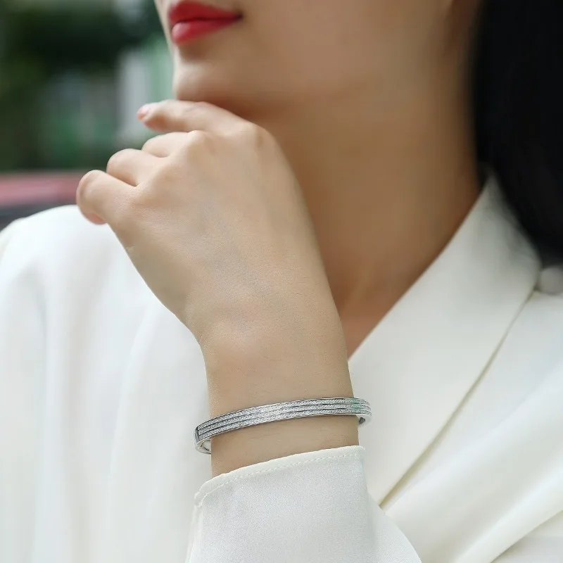 Женский Браслет-манжета из серебра 925 пробы с муассанитом