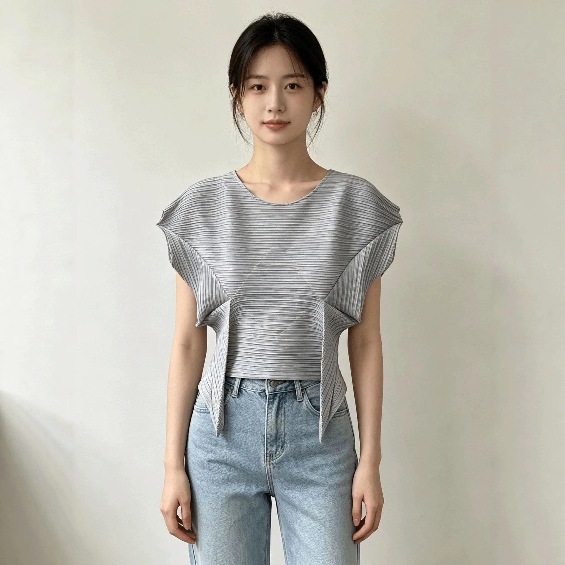 Фото Женская летняя футболка Miyake с плиссировкой, асимметричным вырезом в форме бабочки, коротким рукавом «летучая мышь» и круглым вырезом горловины, нишевый дизайн №1