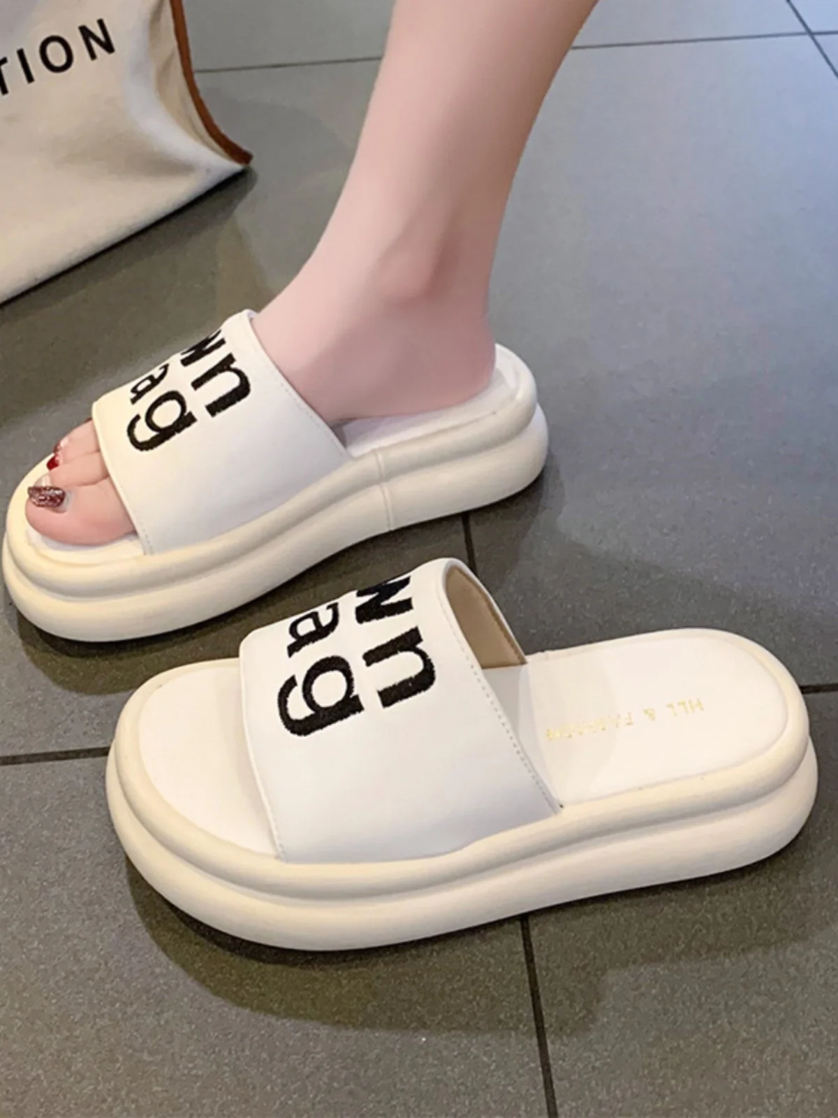 

Шлепанцы женские на платформе, Сланцы на плоской подошве, роскошные мягкие пляжные дизайнерские, повседневная обувь из искусственной резин...