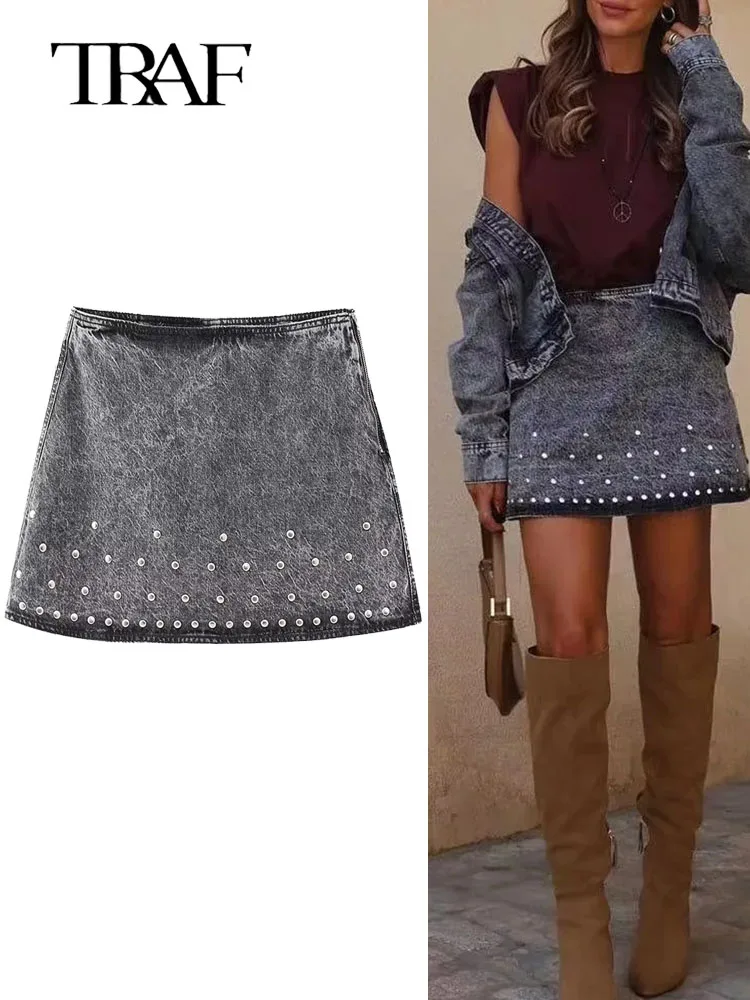 

Женская джинсовая мини-юбка с заклепками и молнией сбоку