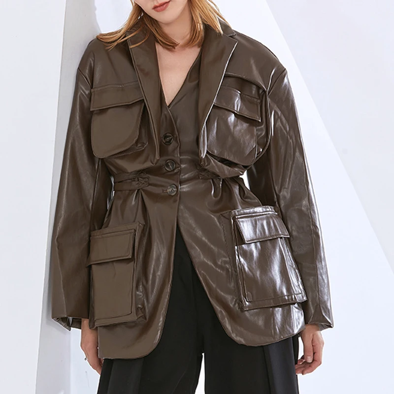 Куртка женская однобортная составного кроя с карманами V-образным вырезом и