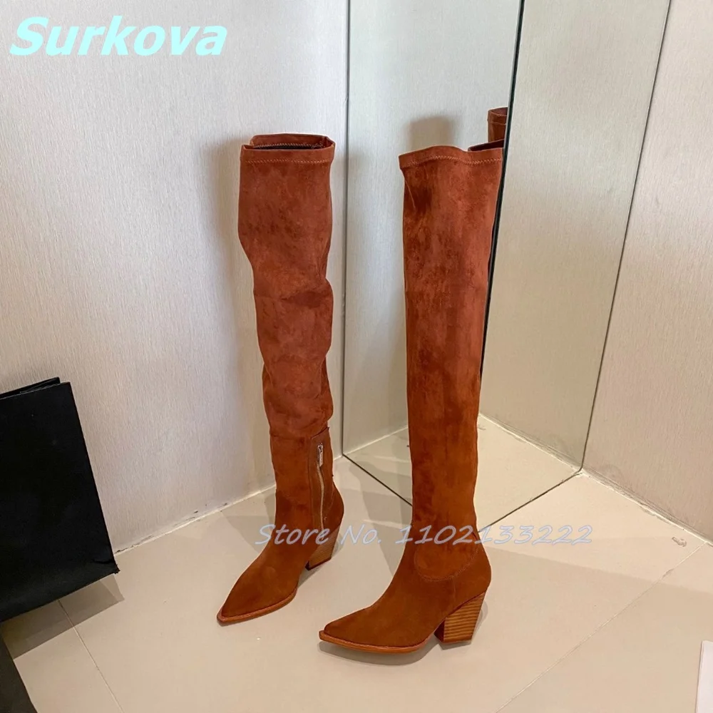 Замшевые ботфорты с острым носком на высоком квадратном каблуке и боковой