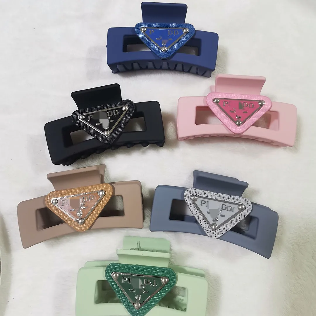 

New Acrylic Grab Clip Pujia Inverted Triangle Black And White Pink Hair Garnish Grab Clip Lada Same Letter Hair Clip