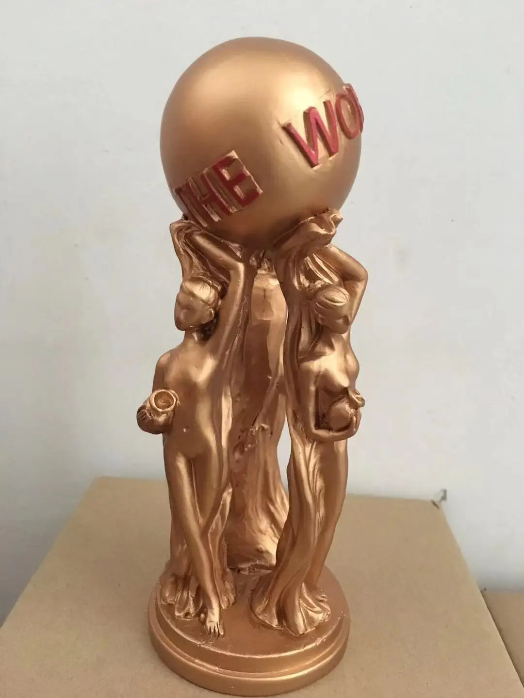 

Статуя "Мир-это ты" из смолы