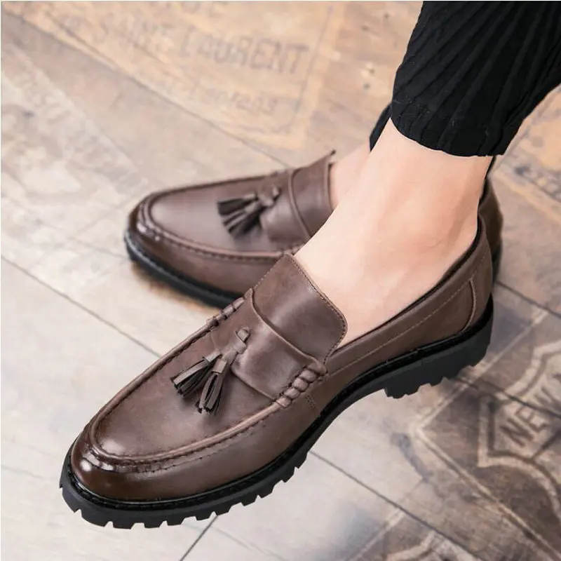 

Men Brogue Moccasins Dress Shoes Formal Business Oxfords Shoes for Men Italian Brand Men Leather Flats Driving shoes 2021
