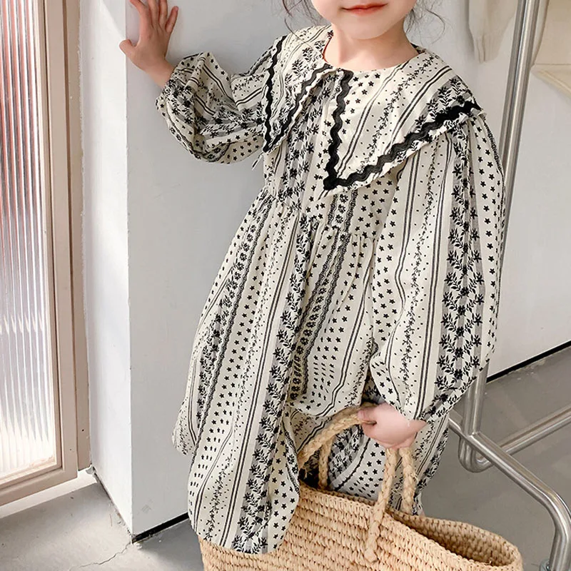 

Детское платье с цветочным принтом, с лацканами