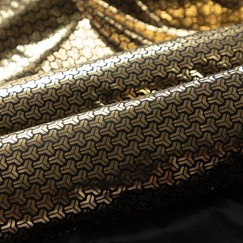 Мужской короткий пуховик YEAE утепленный черный и золотой с ярким лицом зимняя