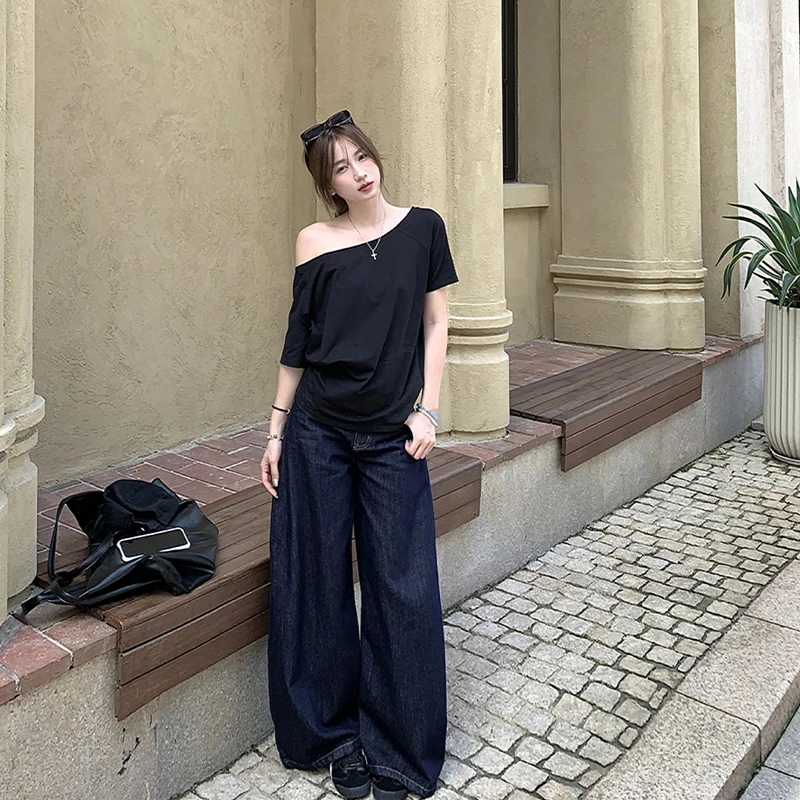 Свободная футболка с открытыми плечами и коротким рукавом