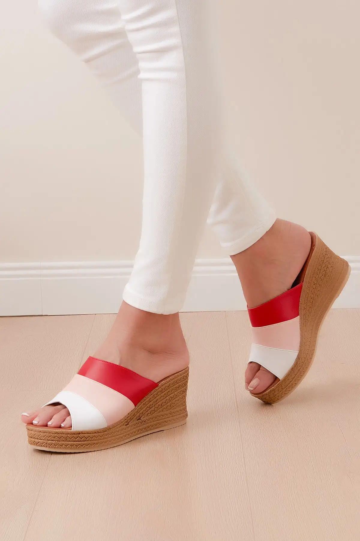 

Women's White Slippers 20y 822