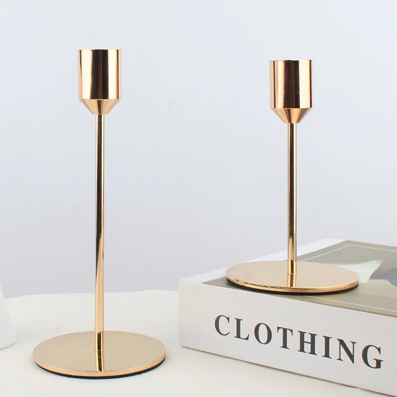 

Золотой металлический подсвечник