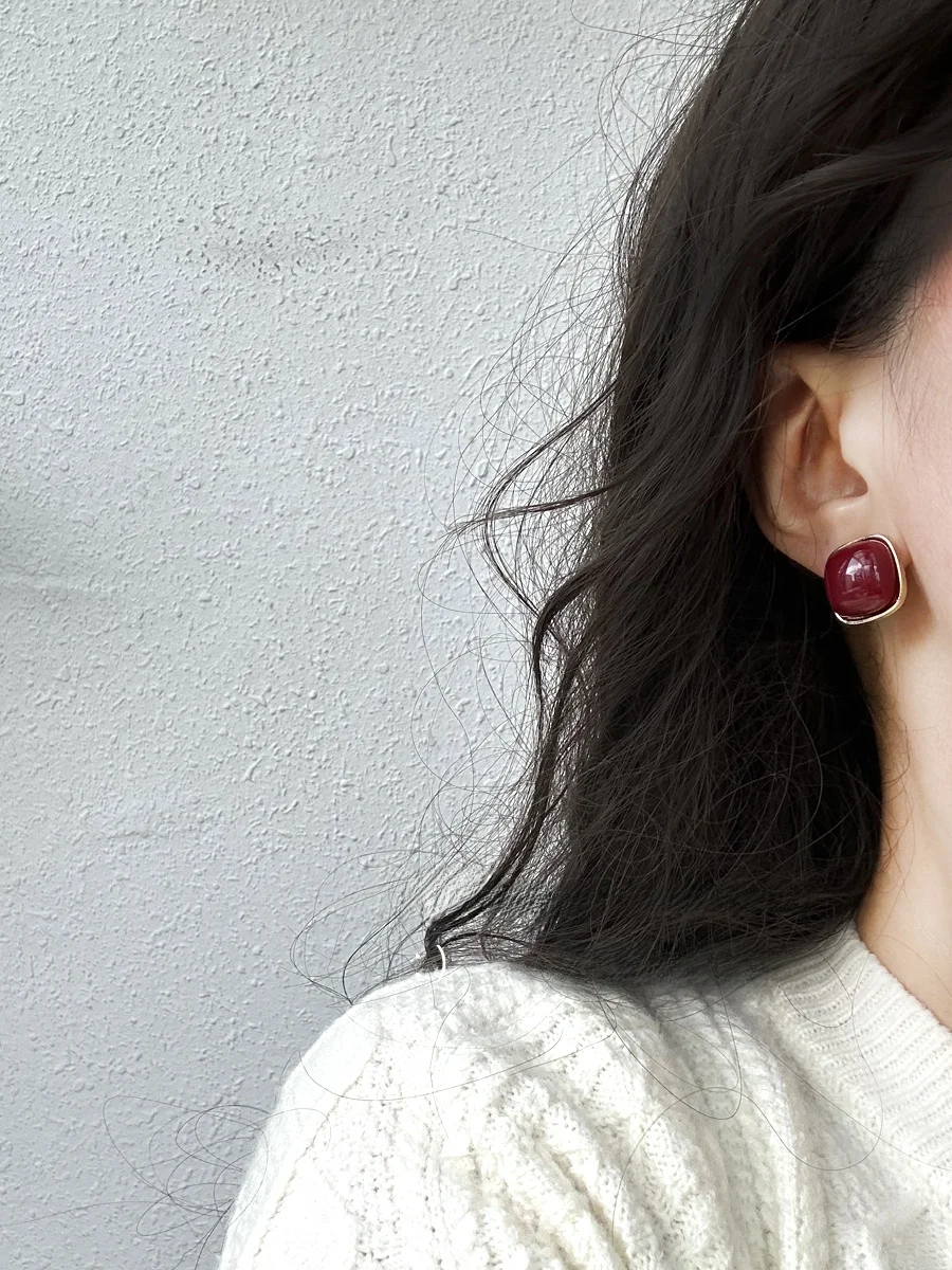 Тихие геометрические квадратные винно-красные серьги Ankela на осень и зиму 925