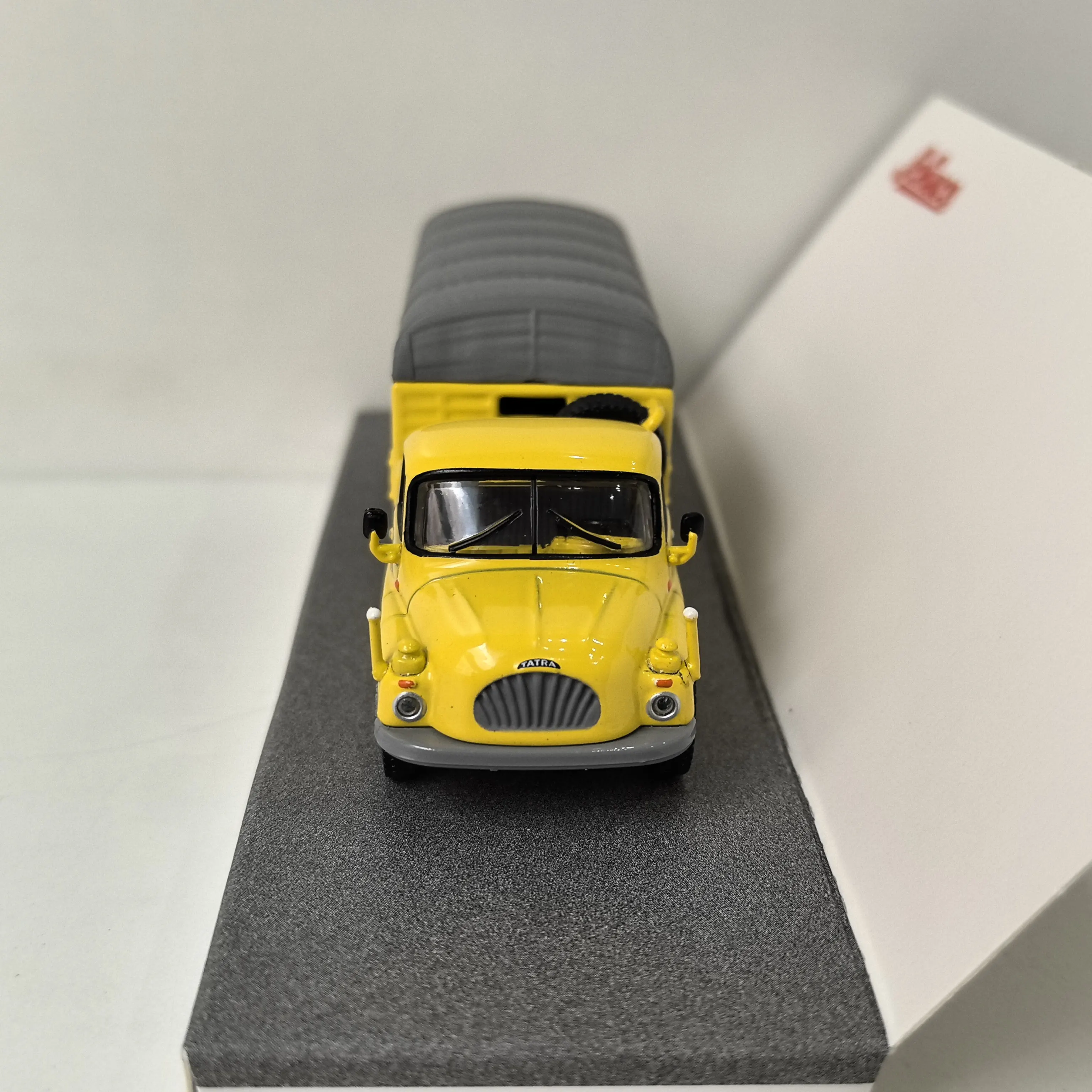 Фото Металлическая модель автомобиля Tatra T138 в масштабе 1:87 (серия Diecast SCHUCO) №3