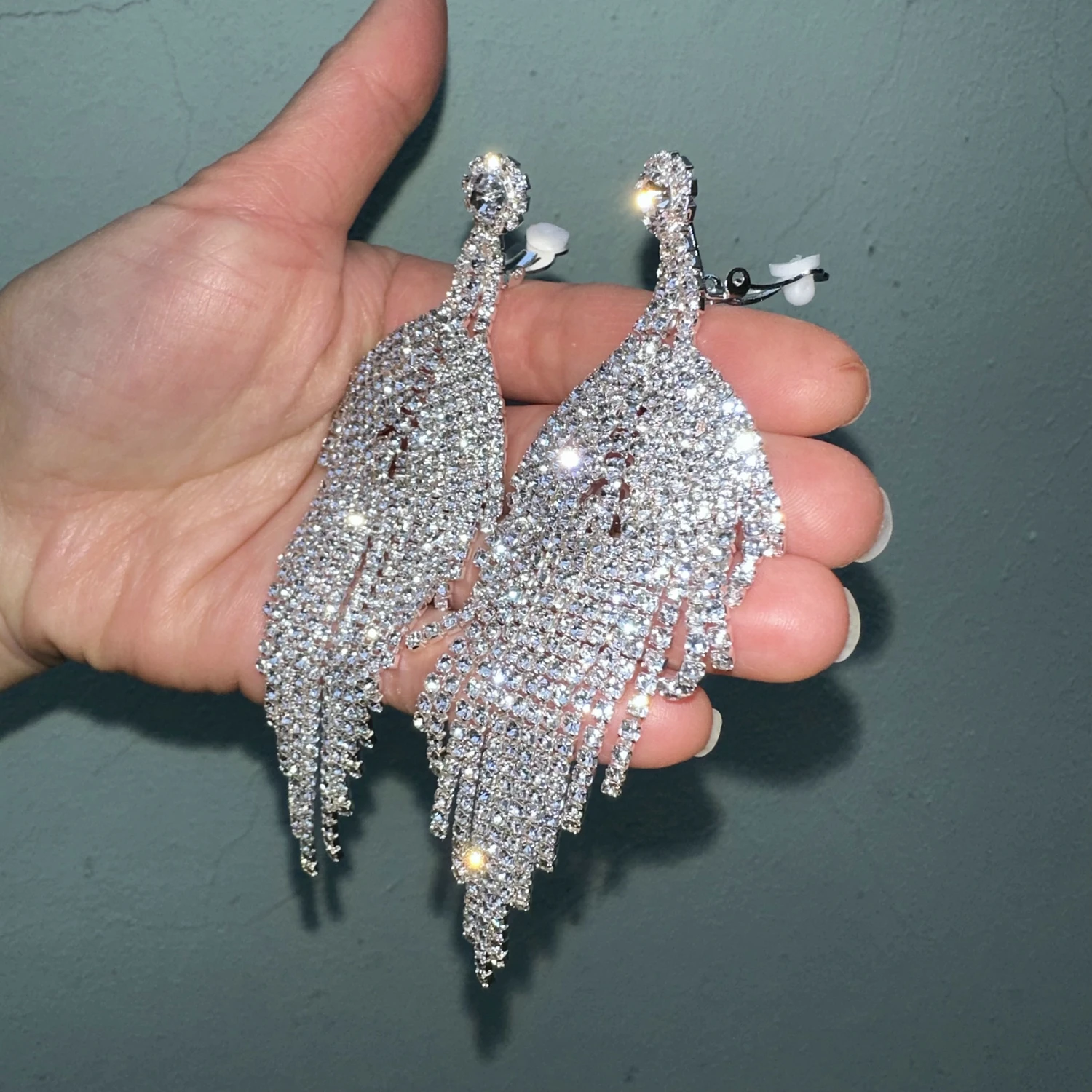 Роскошные женские длинные висячие серьги с бахромой и сверкающими кристаллами