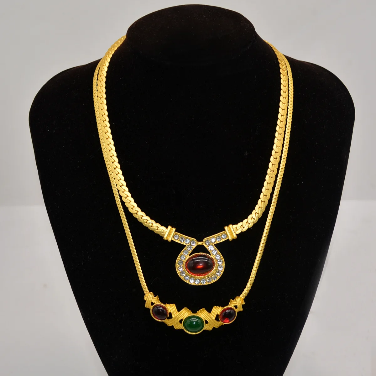 

2023 Women New Medieval Oval Geometry Glass Retro Necklace