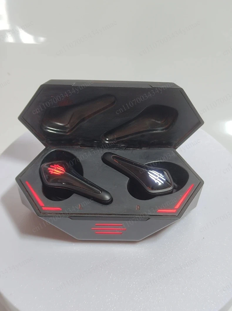 Фото Беспроводные игровые наушники TWS Bluetooth б/у с зарядным кейсом, полный комплект оригинальных аксессуаров, низкая задержка, игровая гарнитура №2