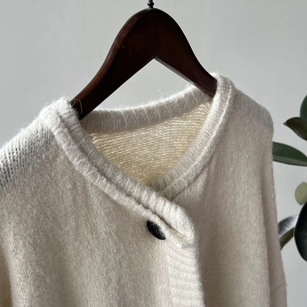Женский осенне-зимний свитер с круглым вырезом и одной пуговицей вязаный толстый
