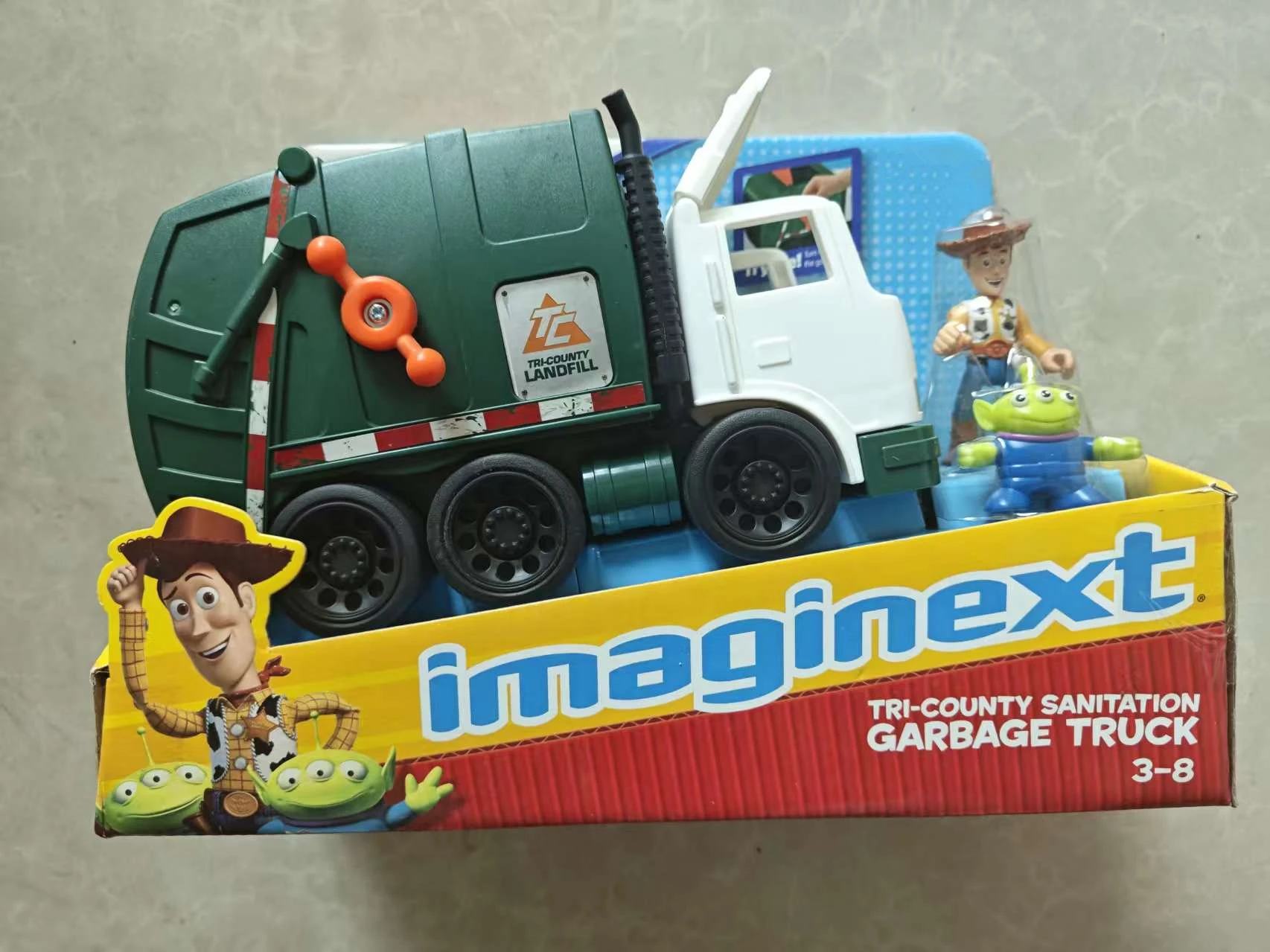 Фото Игровой набор Disney Imaginext «История игрушек»: мусоровоз с фигурками Вуди и маленьких зеленых инопланетян №2
